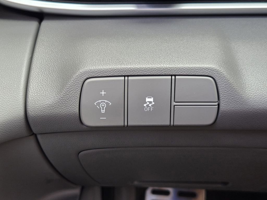 Certified 2025 Hyundai Elantra Sport image 27