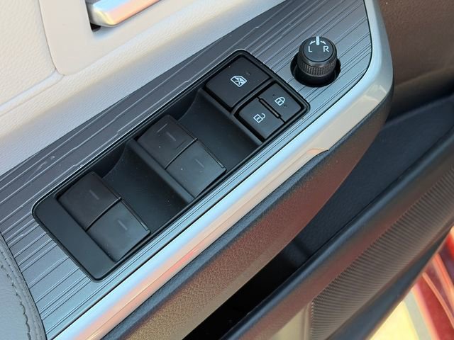 Used 2025 Toyota Sienna XLE FWD image 18