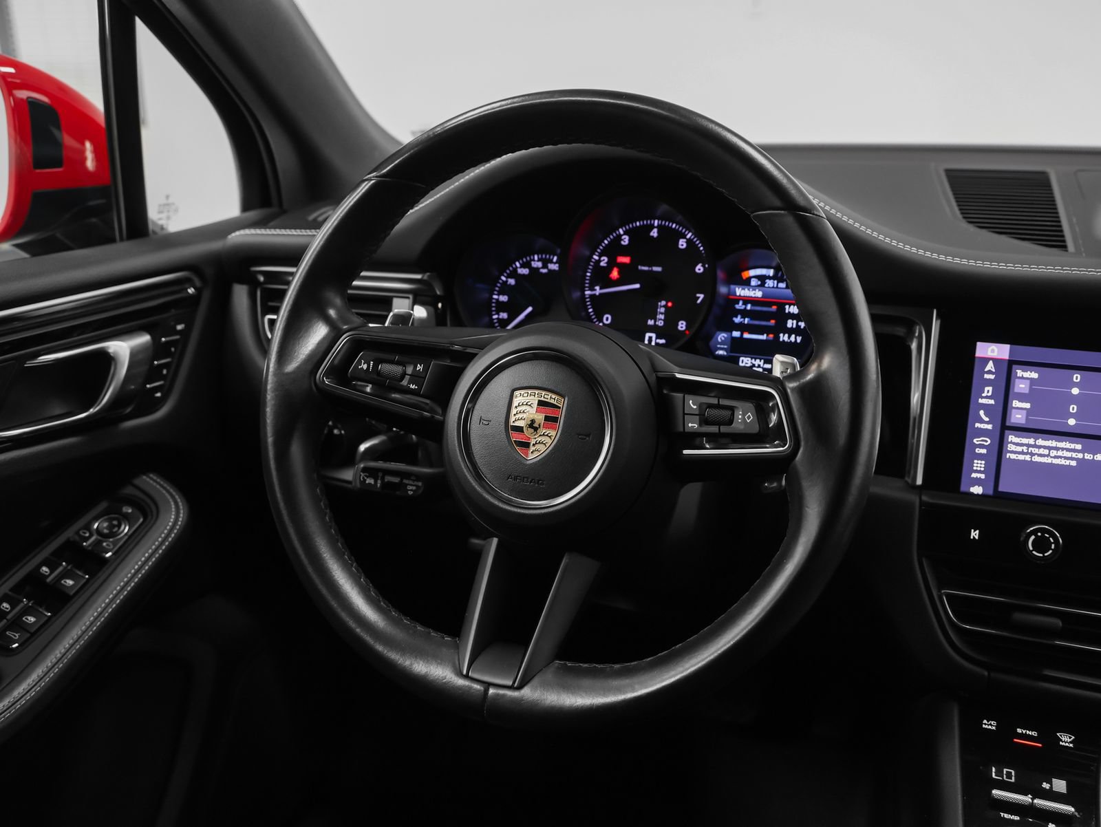 Certified 2023 Porsche Macan AWD/4WD image 33