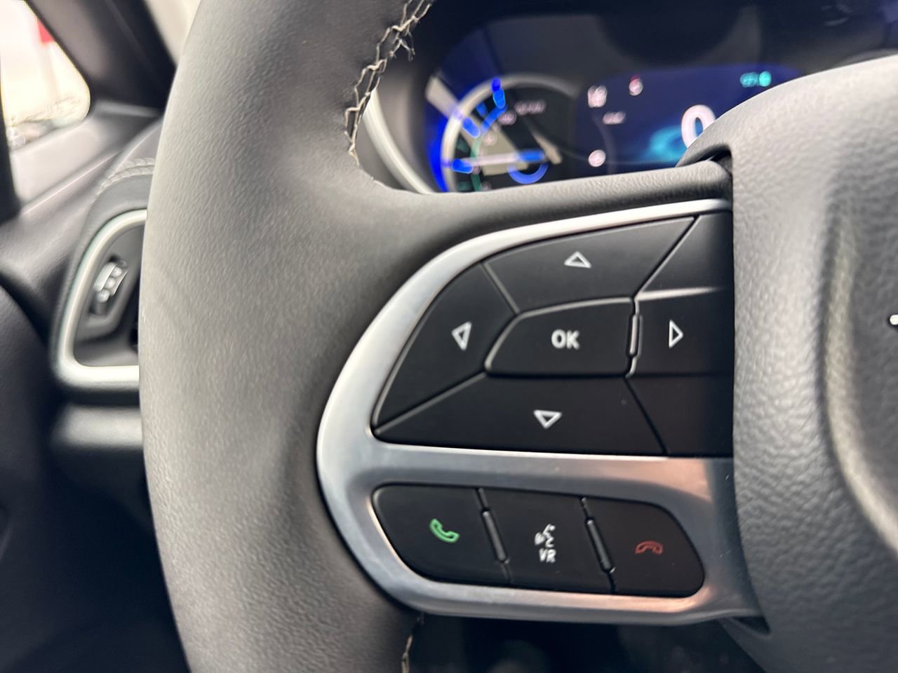 Used 2025 Chrysler Pacifica Select w/ Uconnect Theater Family Group image 30