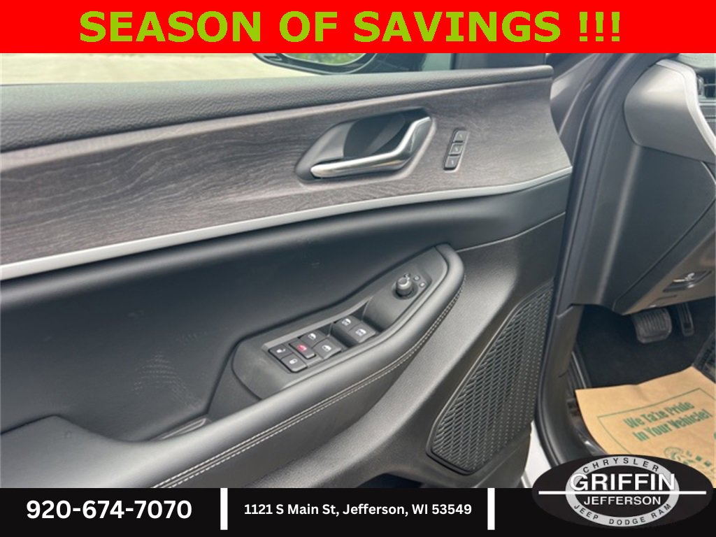 New 2025 Jeep Grand Cherokee Limited w/ Black Appearance Package image 15