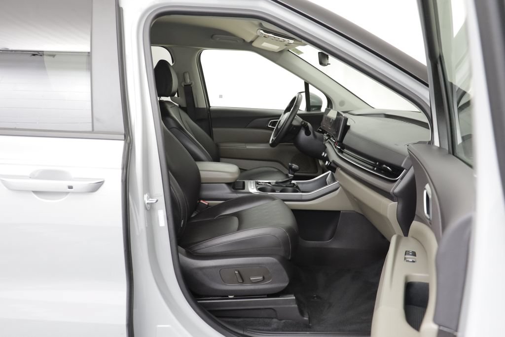 Used 2025 Kia Carnival EX FWD image 20