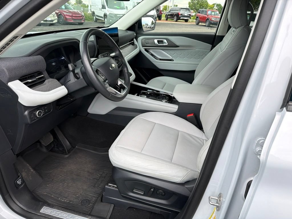 Certified 2025 Ford Explorer Platinum w/ Ultimate Package AWD/4WD image 14
