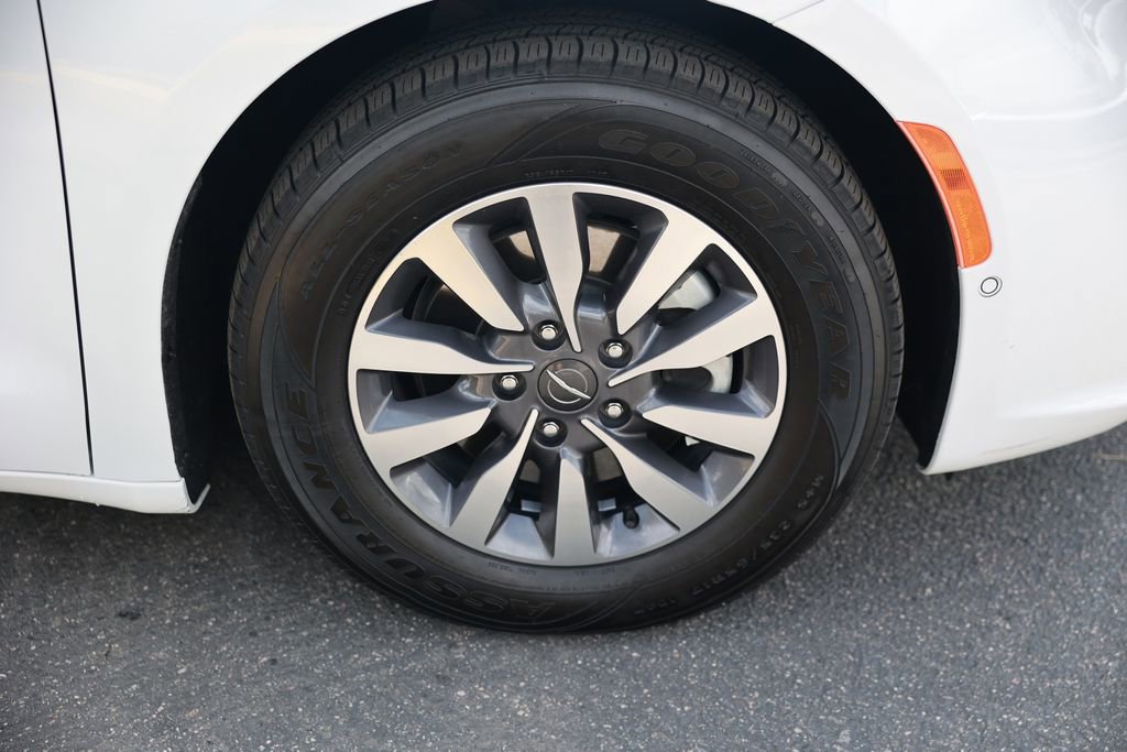 Used 2023 Chrysler Pacifica Touring-L w/ Uconnect Theater Family Group FWD image 8