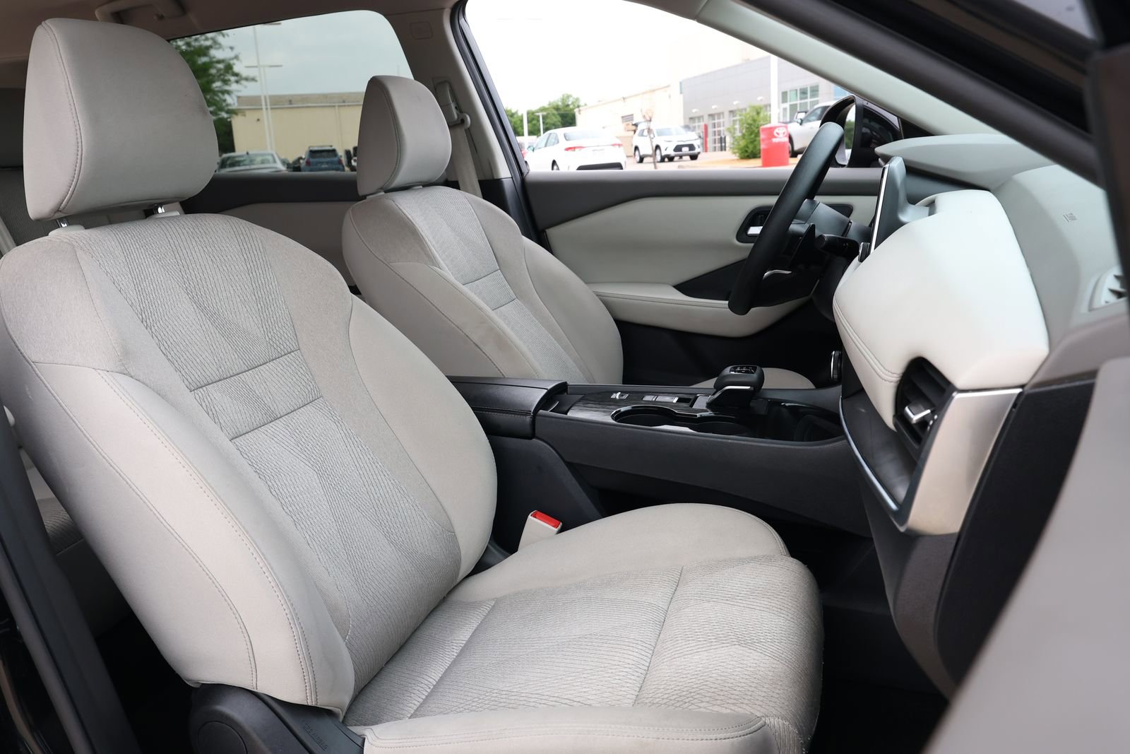 Used 2024 Nissan Rogue SV image 30