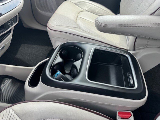 Used 2020 Chrysler Pacifica Limited w/ Tire & Wheel Group FWD image 24