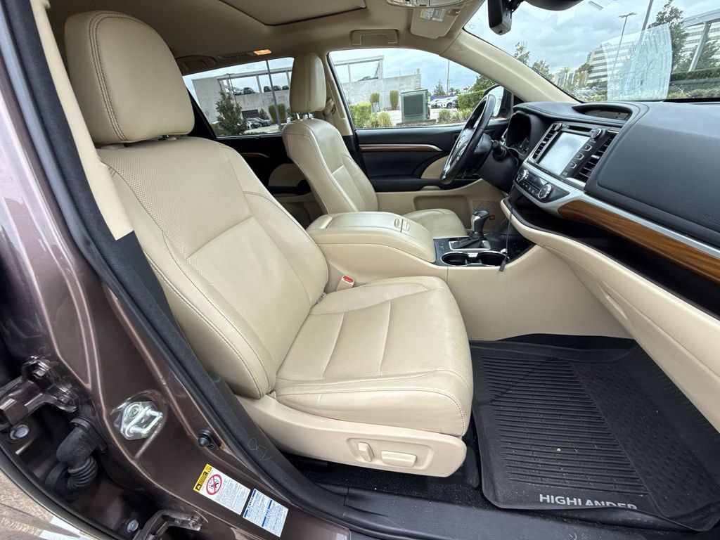 Used 2017 Toyota Highlander Limited AWD/4WD image 16