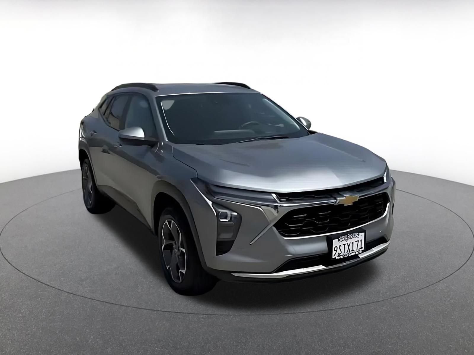 Used 2025 Chevrolet Trax LT FWD image 3