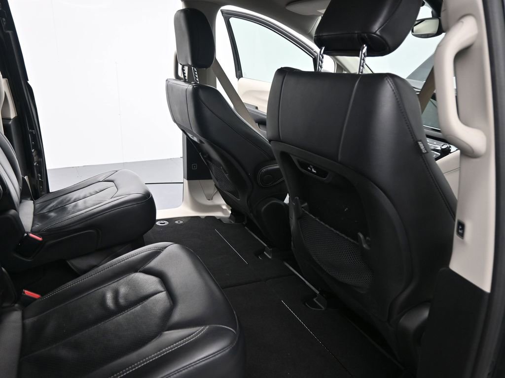 Used 2022 Chrysler Pacifica Touring-L image 18