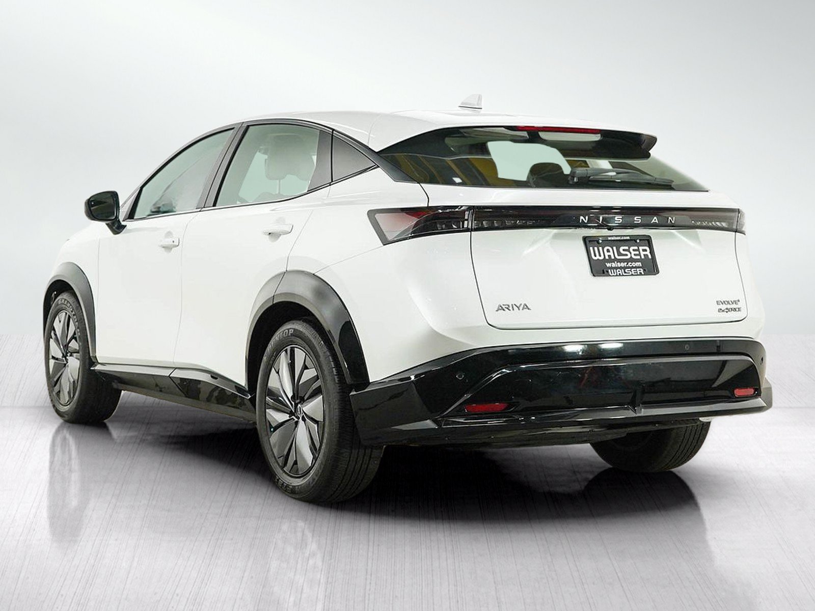 Used 2024 Nissan Ariya AWD image 3