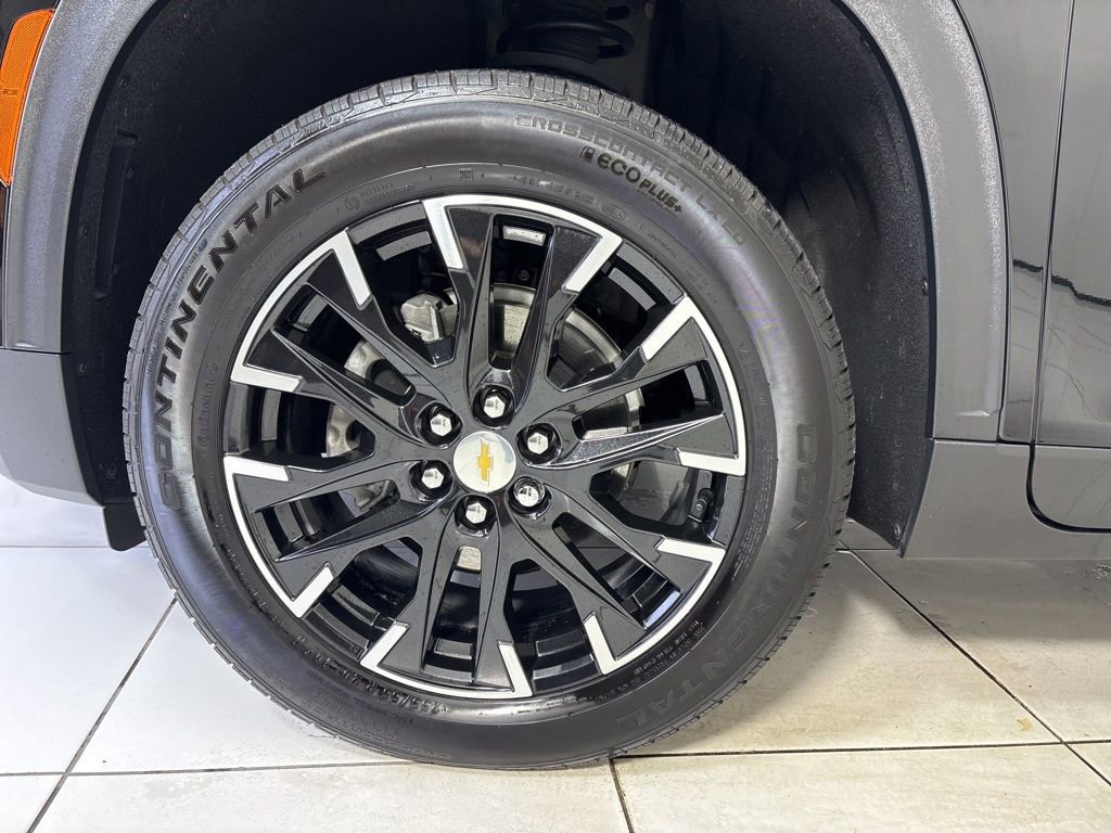 Used 2025 Chevrolet Traverse LT w/ Sun and Wheel Package image 9