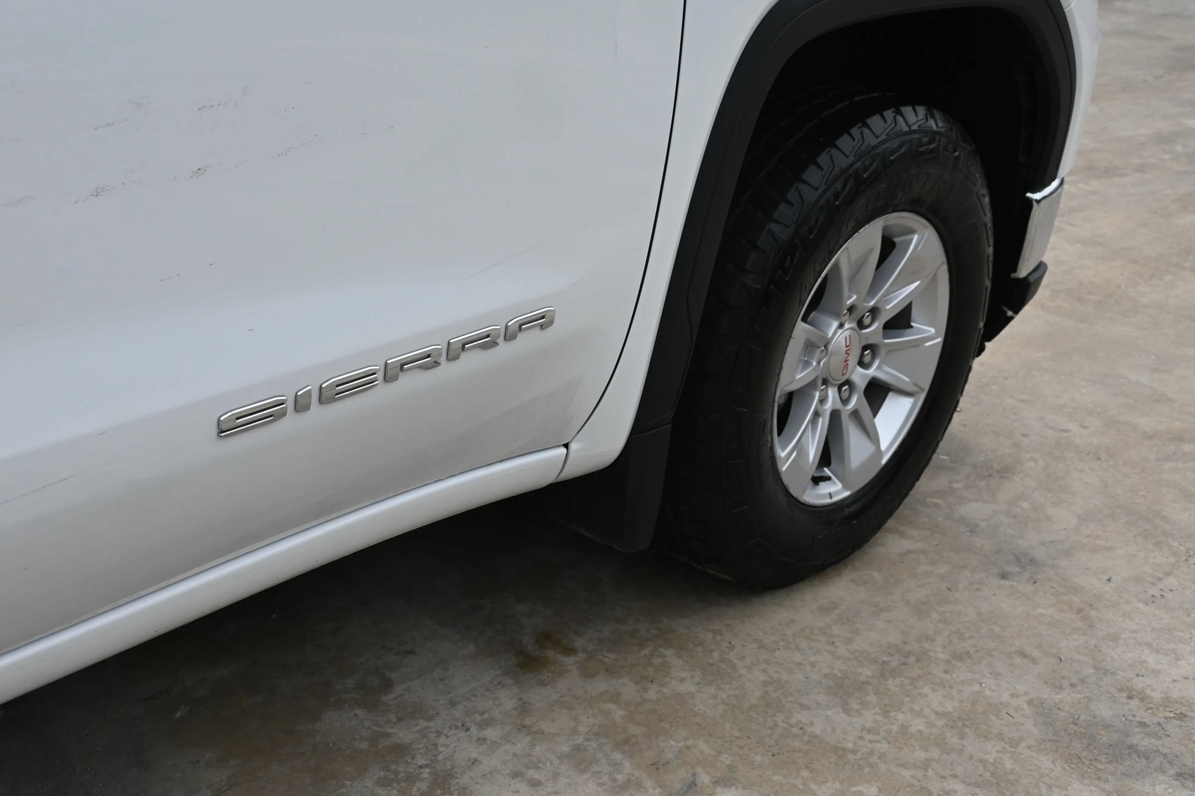 Used 2024 GMC Sierra 1500 SLE w/ Preferred Package RWD image 9