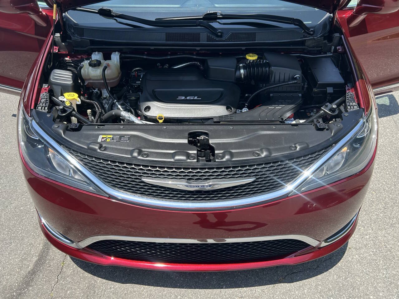 Used 2017 Chrysler Pacifica Touring-L FWD image 18