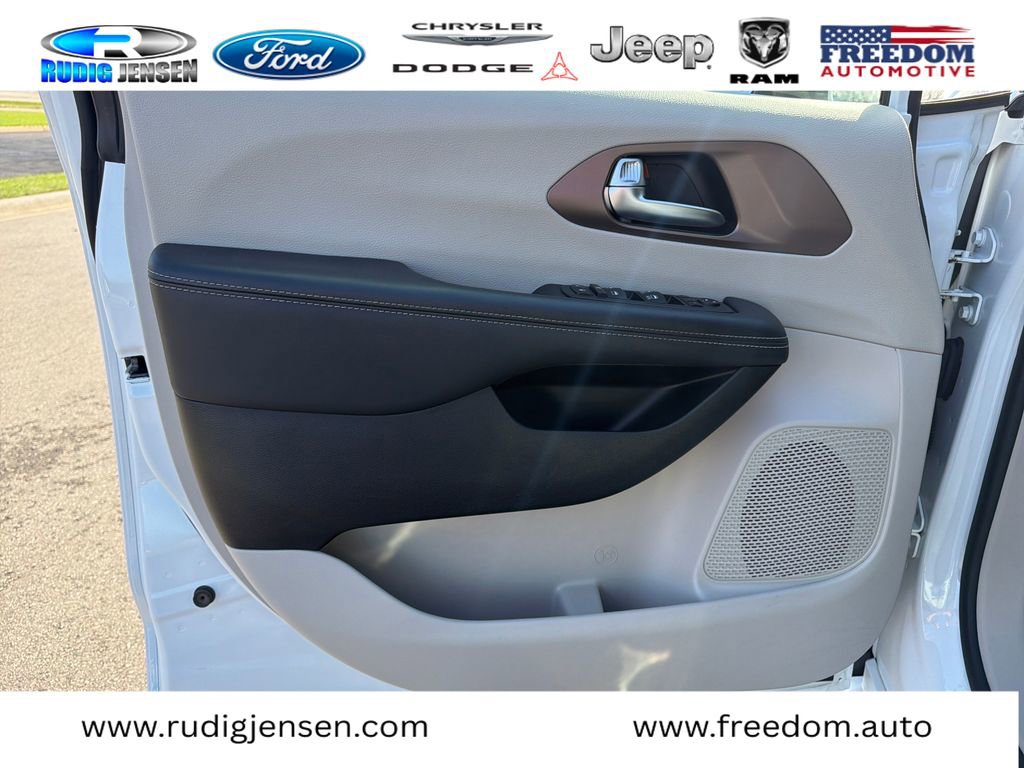 Used 2023 Chrysler Voyager LX image 10