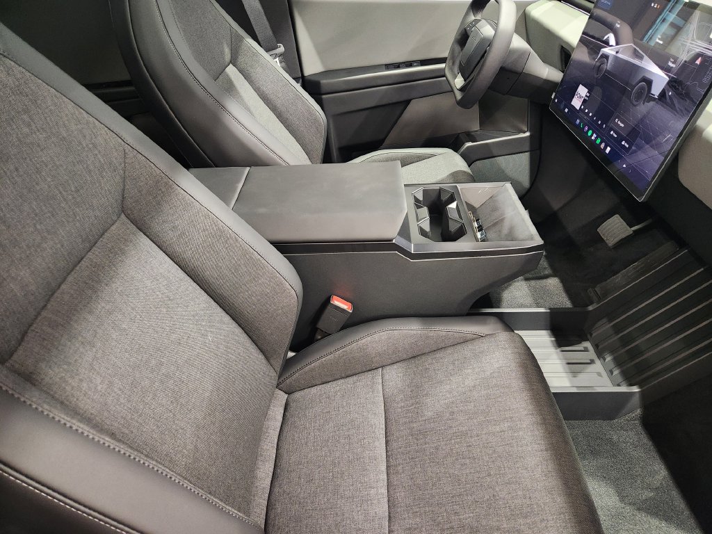 Used 2026 Tesla Cybertruck AWD Crew Cab image 13