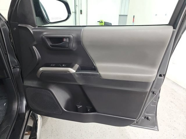 Certified 2023 Toyota Tacoma SR5 AWD/4WD image 33