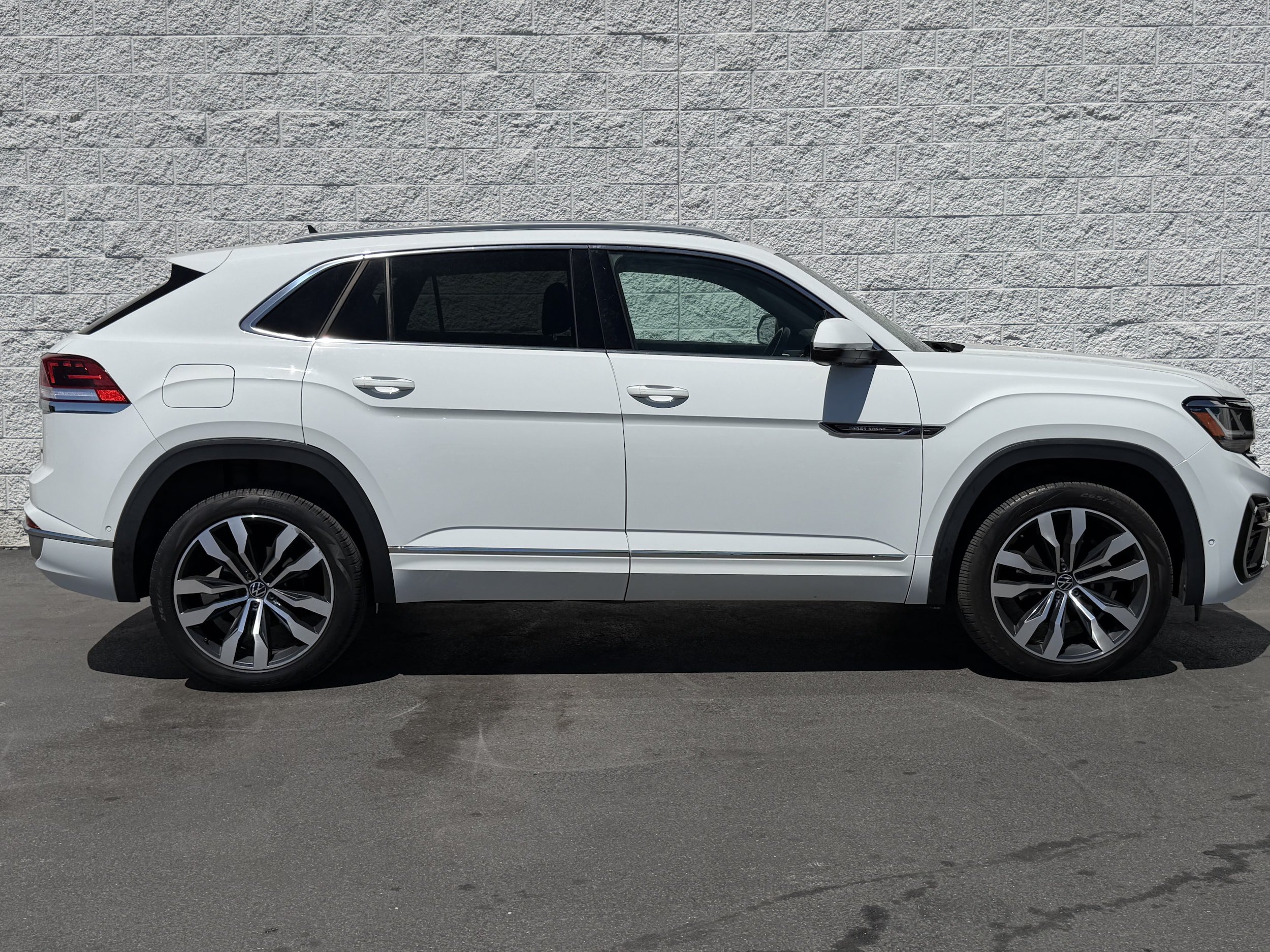 Used 2020 Volkswagen Atlas Cross Sport SEL Premium R-Line AWD/4WD image 4