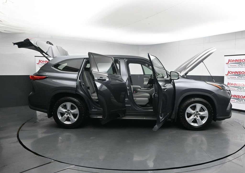 Used 2021 Toyota Highlander LE AWD/4WD image 44