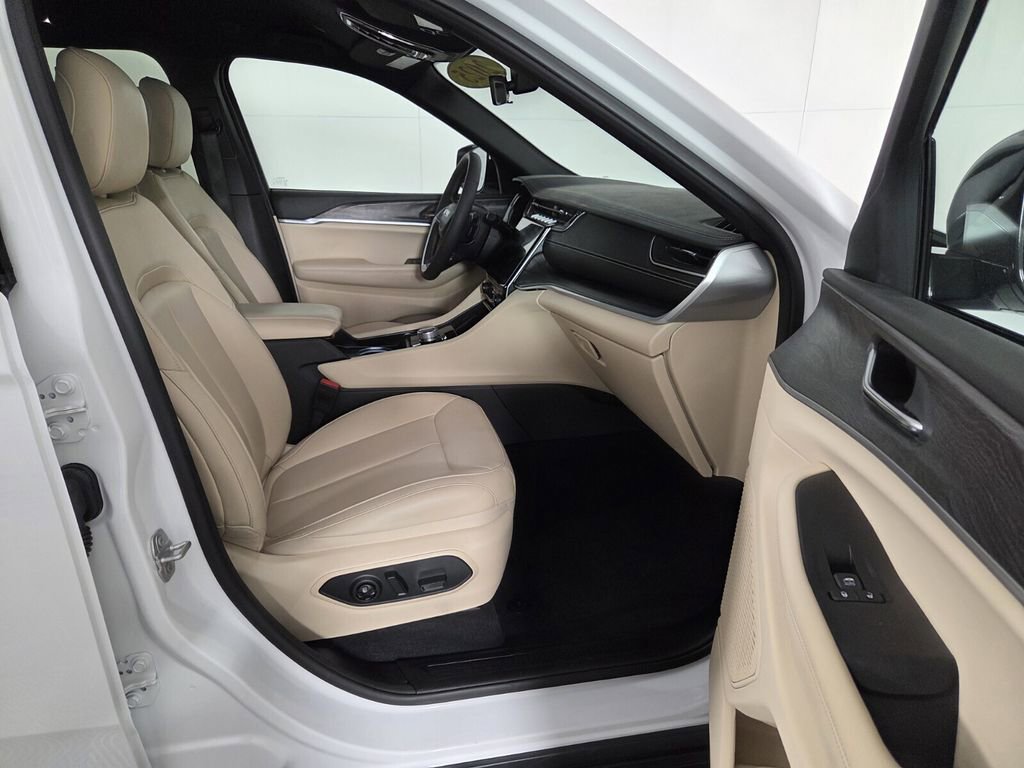 Certified 2025 Jeep Grand Cherokee Limited image 32