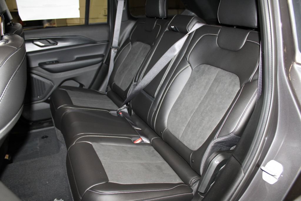 New 2025 Jeep Grand Cherokee Altitude image 25