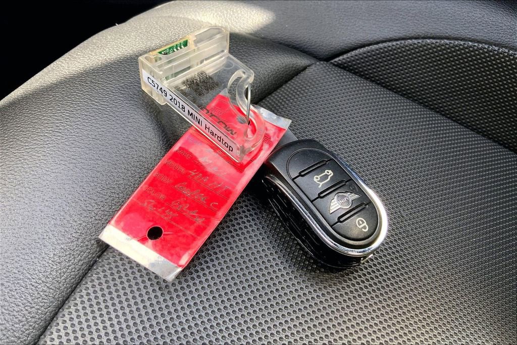 Used 2018 MINI Cooper 4-Door Hardtop image 10