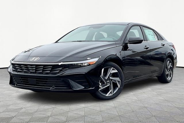 Used 2025 Hyundai Elantra SEL w/ Cargo Package image 2