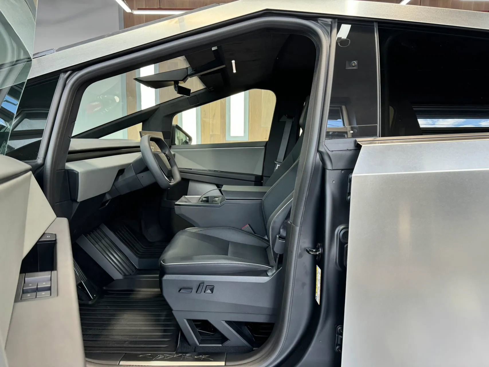 Used 2024 Tesla Cybertruck AWD Crew Cab image 4