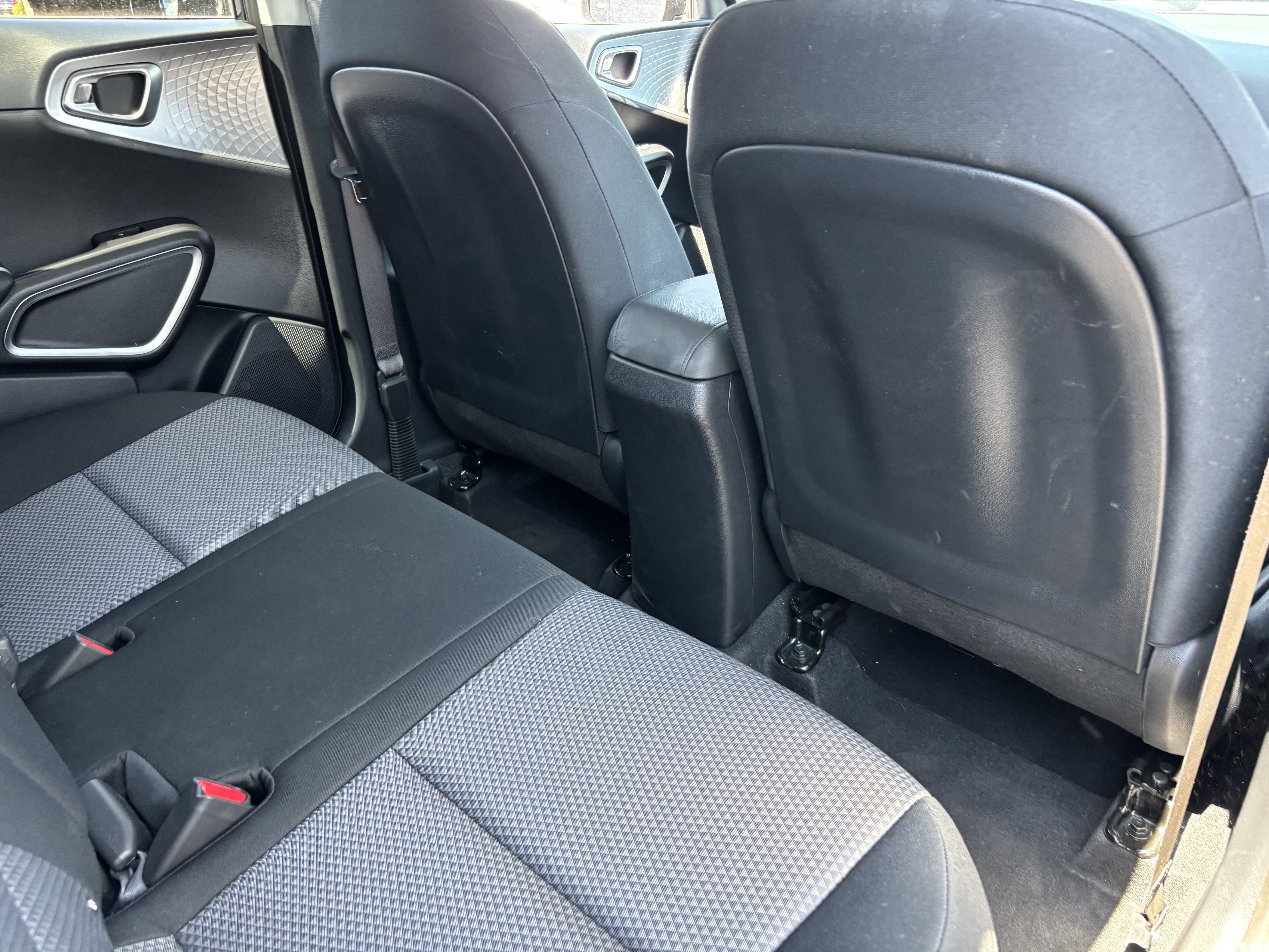 Certified 2025 Kia Soul LX w/ LX Technology Package FWD image 11