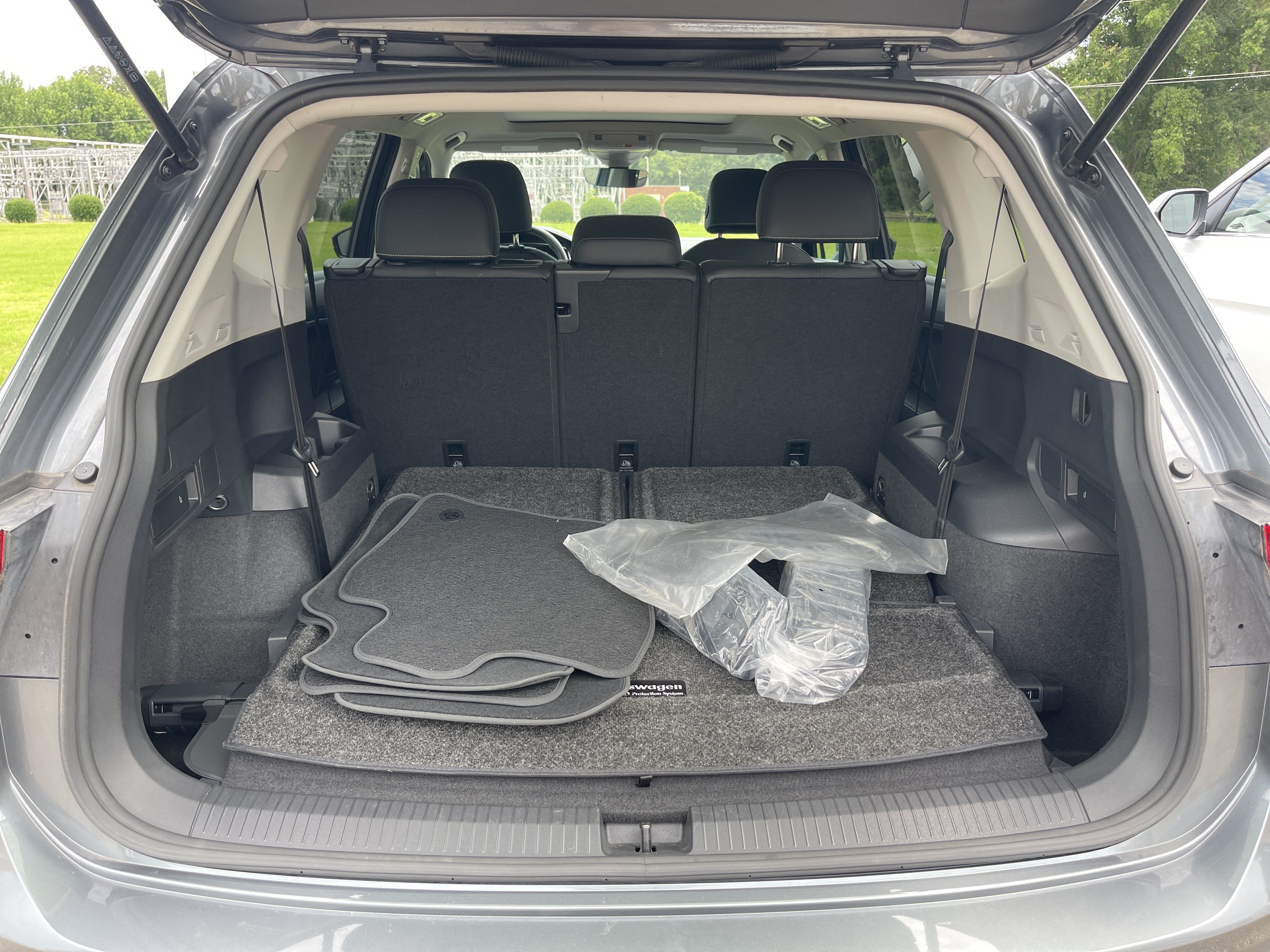 Used 2023 Volkswagen Tiguan SE w/ Panoramic Sunroof Package FWD image 8