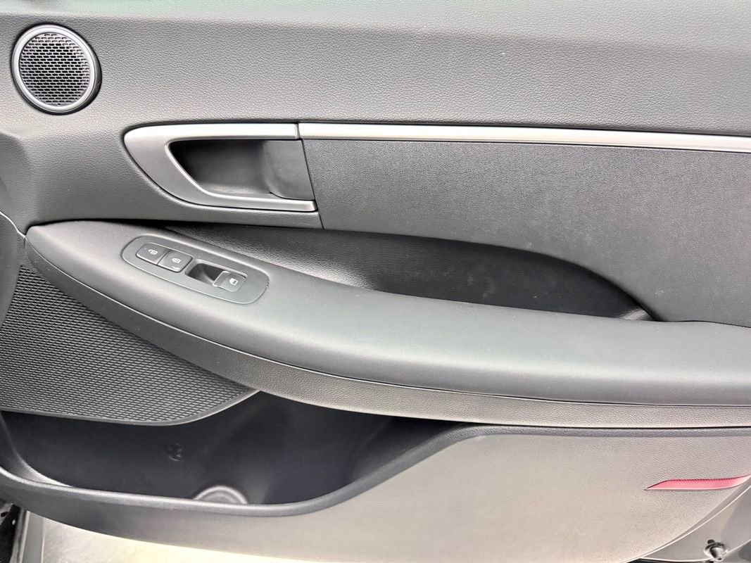 Used 2025 Hyundai Sonata SE FWD image 17