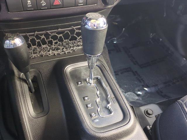 Used 2015 Jeep Wrangler Unlimited Rubicon w/ Connectivity Group image 12