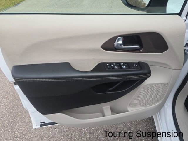 Used 2023 Chrysler Voyager LX image 25