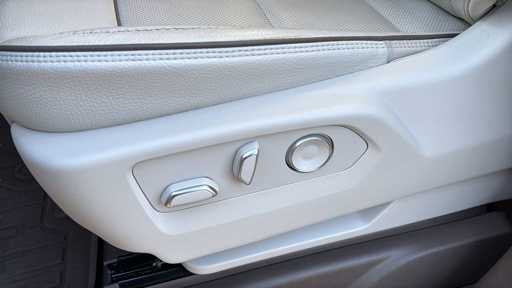 Used 2025 GMC Yukon XL Denali w/ Denali Reserve Package image 12