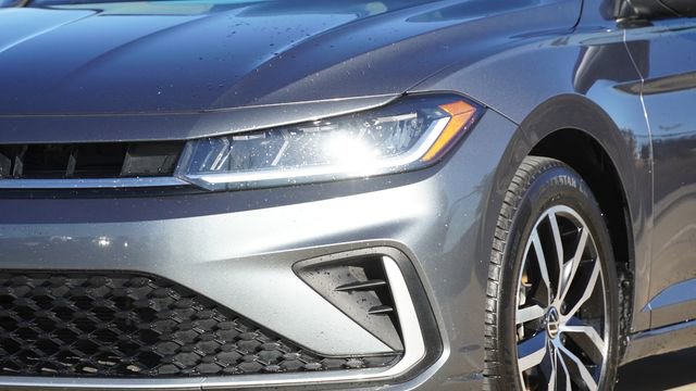 Used 2025 Volkswagen Jetta SE image 4