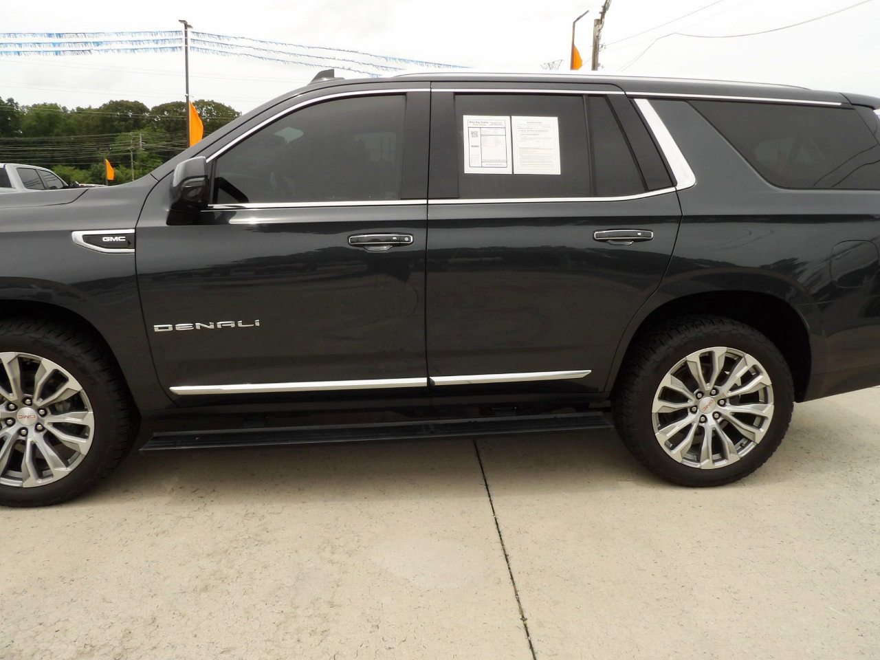 Used 2021 GMC Yukon Denali w/ Denali Premium Package image 8