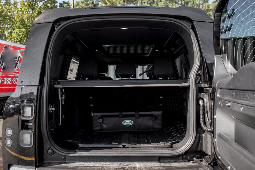 New 2026 Land Rover Defender 110 X-Dynamic SE AWD/4WD image 9