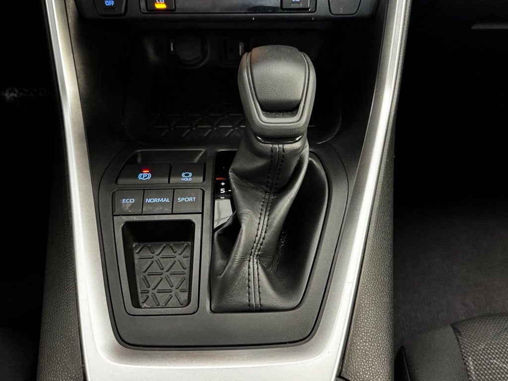 Used 2019 Toyota RAV4 XLE w/ Convenience Package FWD image 17