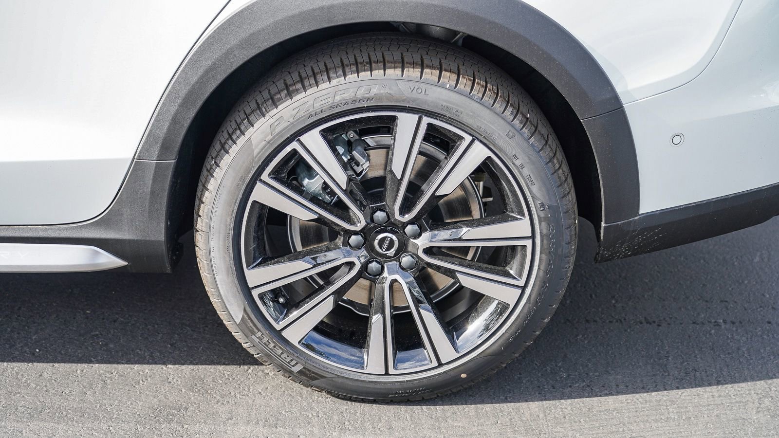 New 2025 Volvo V60 B5 Cross Country Ultra w/ Protection Package Premier image 11