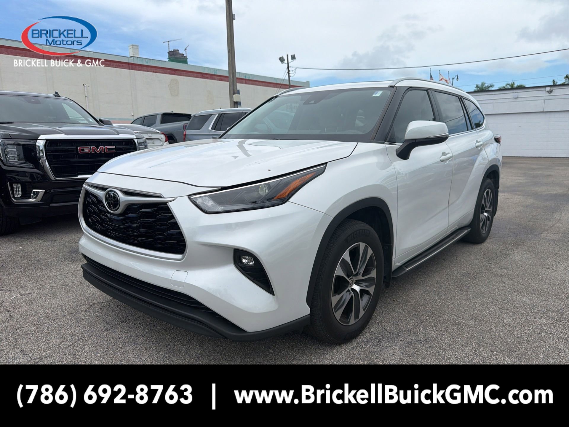 Used 2024 Toyota Highlander XLE FWD image 1