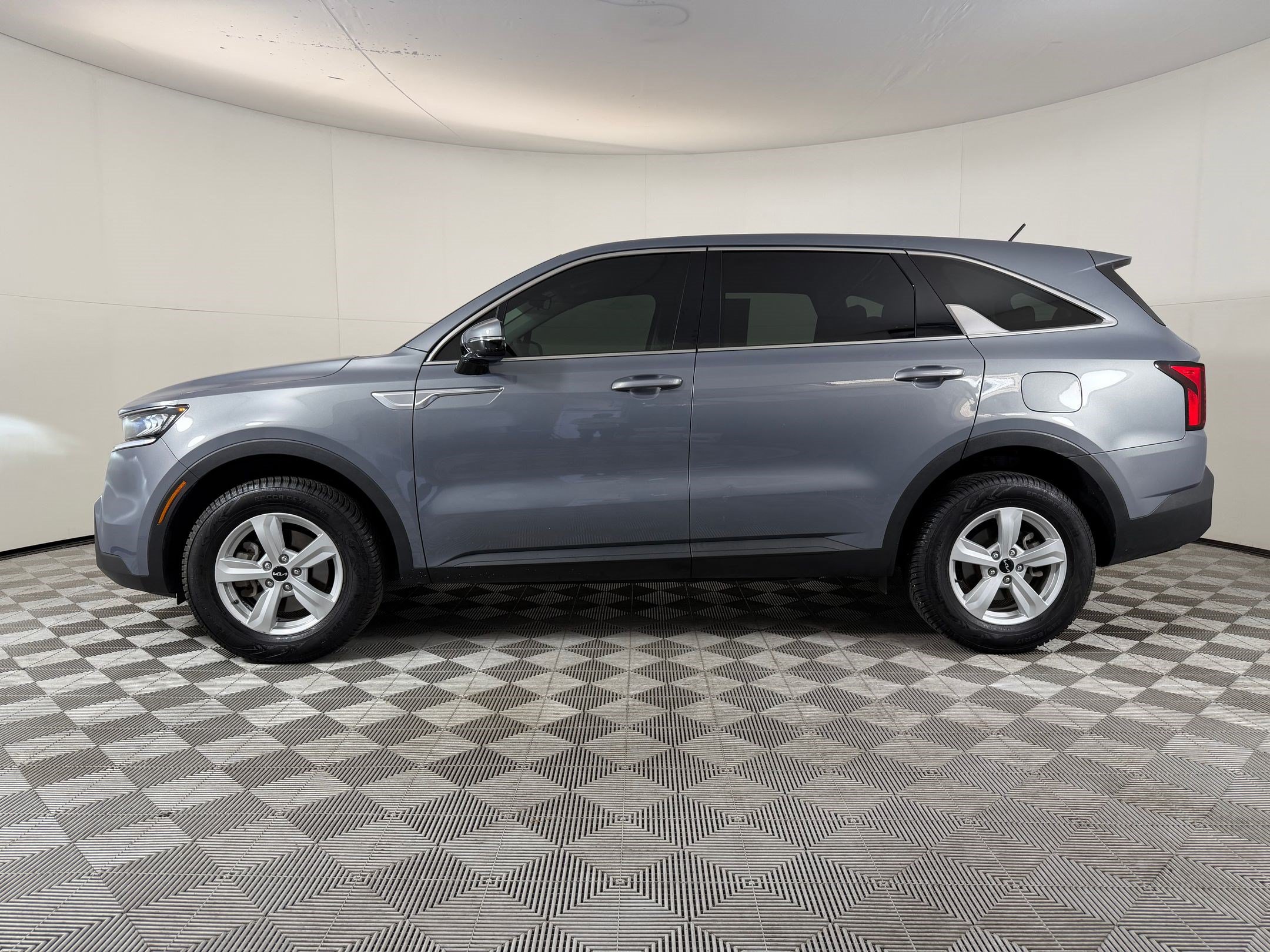 Used 2022 Kia Sorento LX AWD/4WD image 2