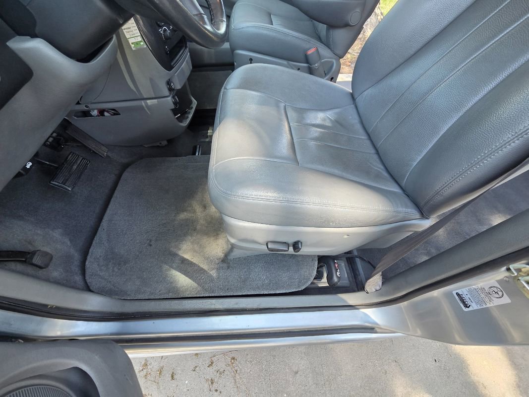 Used 2005 Dodge Grand Caravan SXT w/ Leather Interior Group FWD image 30