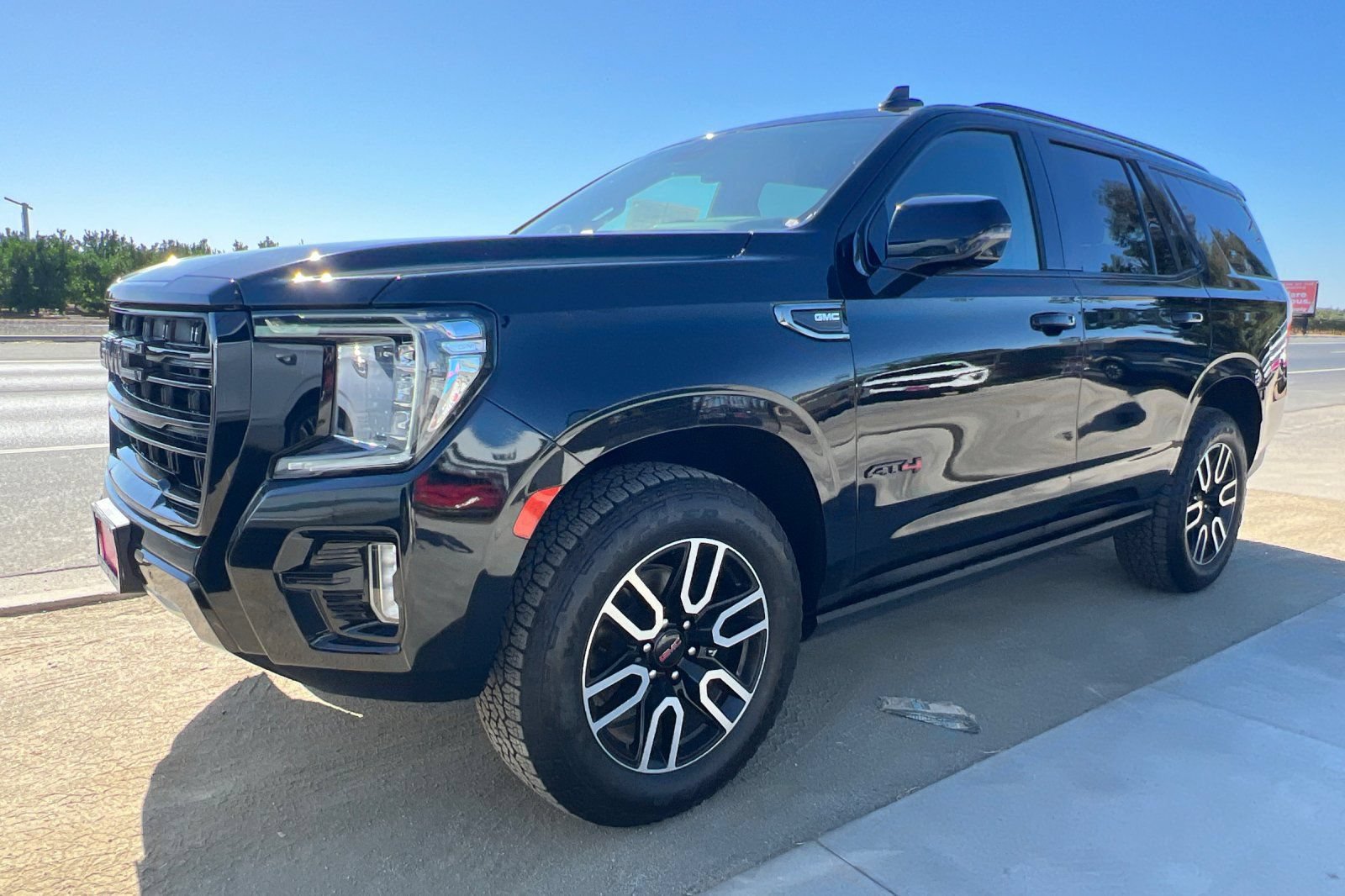 Used 2023 GMC Yukon AT4 w/ AT4 Premium Package AWD/4WD image 9