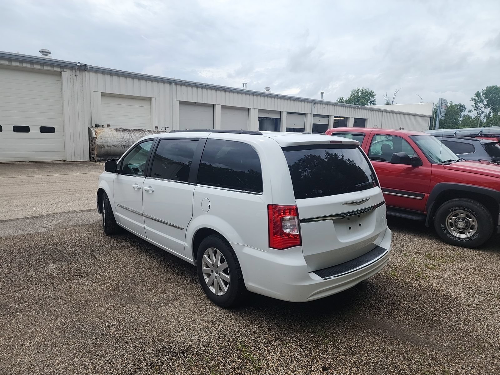 Used 2014 Chrysler Town & Country Touring FWD image 4
