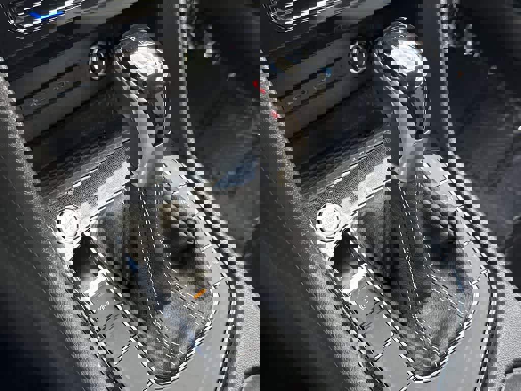 Used 2025 Volkswagen Taos SE image 21