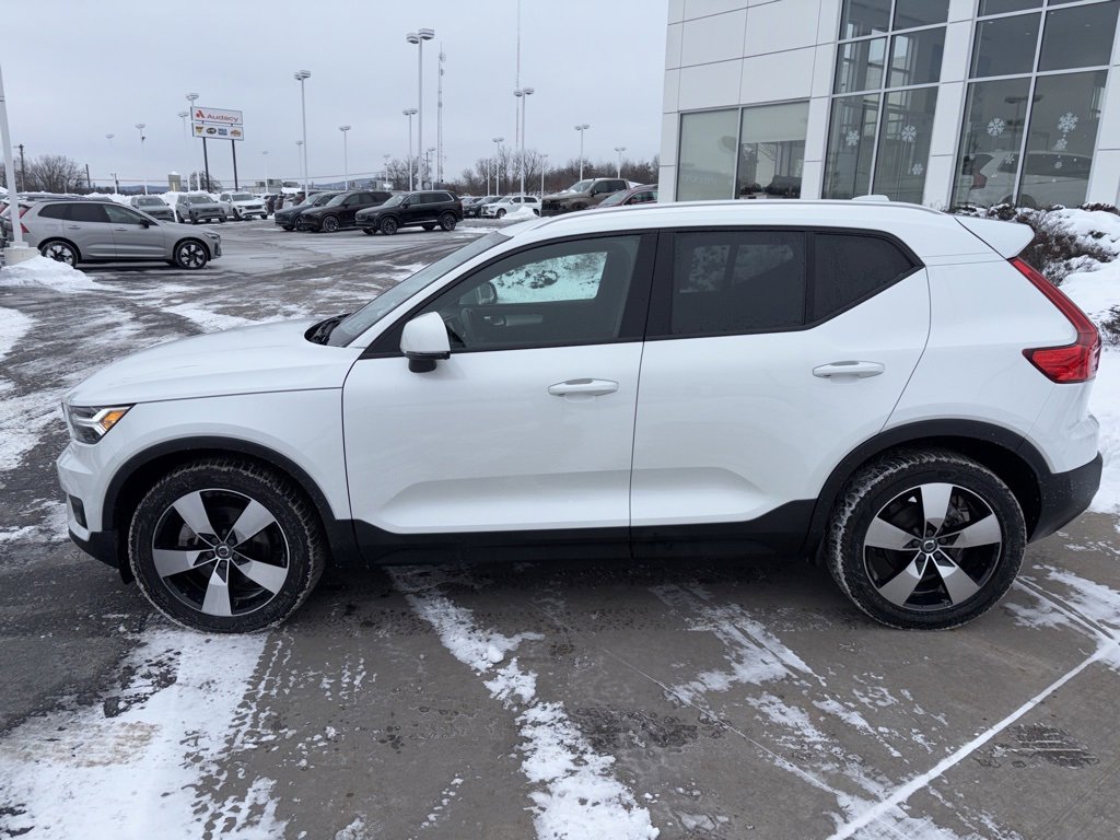 Used 2021 Volvo XC40 T5 Momentum w/ Premium Package image 9
