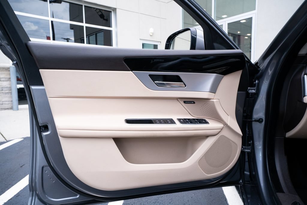 Used 2020 Jaguar XF Premium RWD image 24