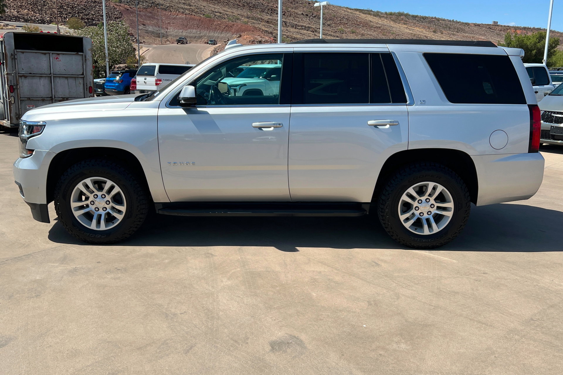 Used 2019 Chevrolet Tahoe LT w/ Luxury Package AWD/4WD image 2