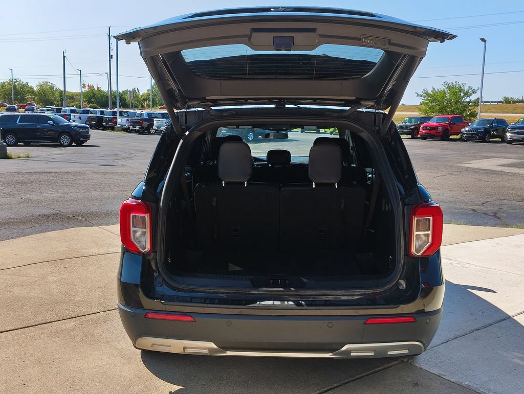 Used 2020 Ford Explorer XLT w/ Equipment Group 202A AWD/4WD image 13