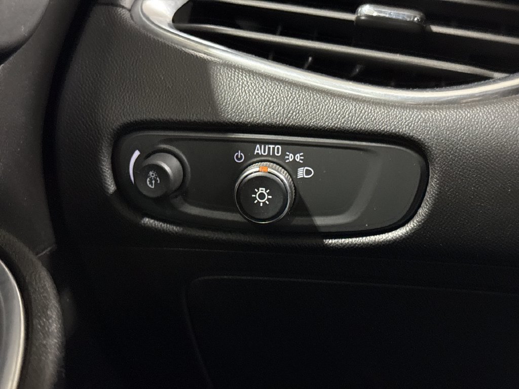 Used 2021 Chevrolet Malibu LT FWD image 18