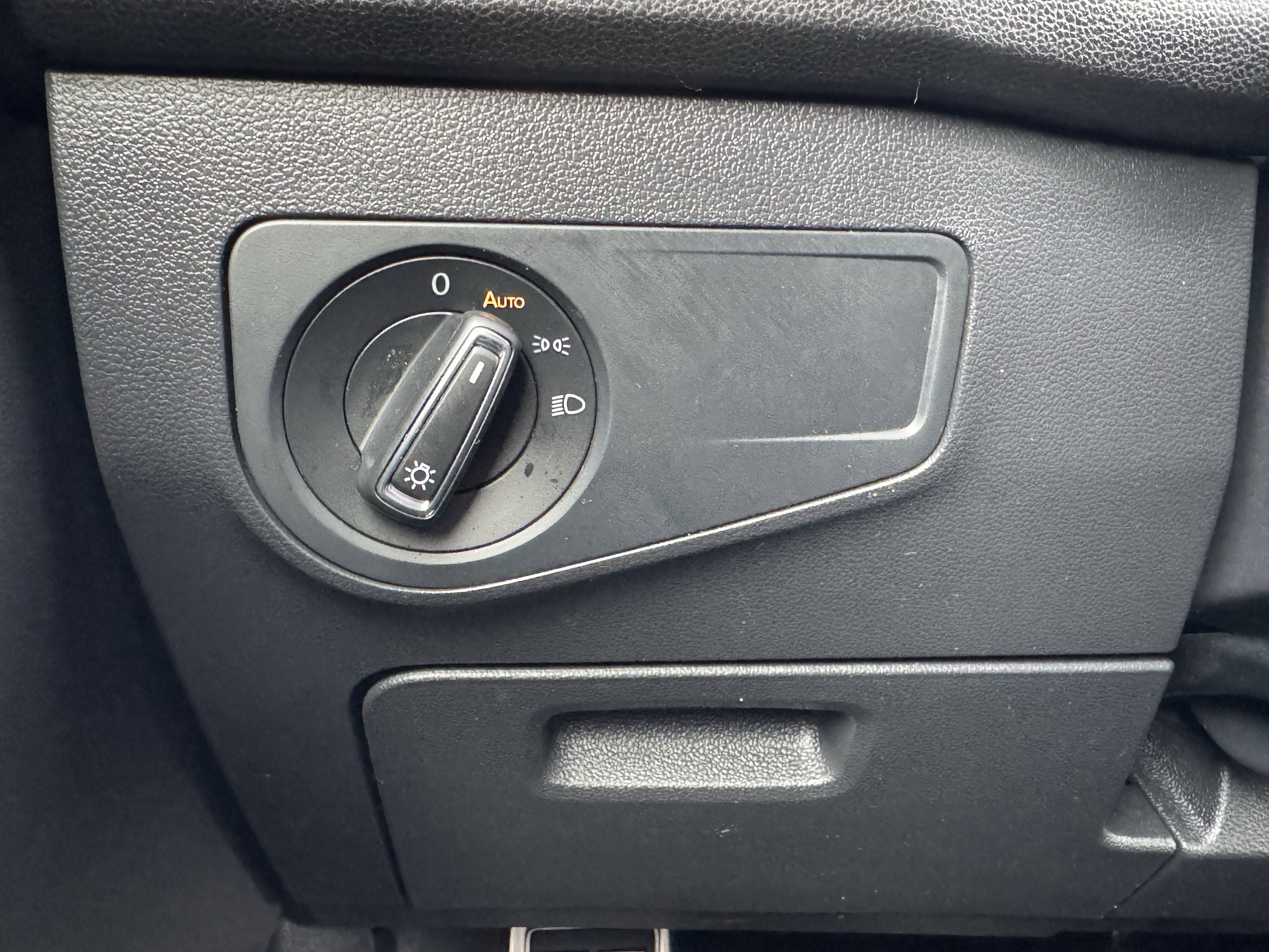 Used 2023 Volkswagen Tiguan SE R-Line image 27